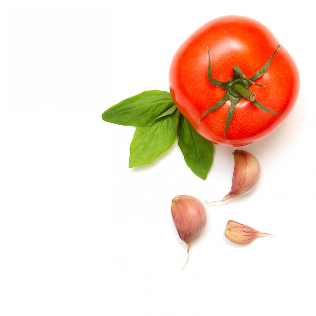 Frische Tomaten, Basilikum und Knoblauch lokalisiert auf Weiß