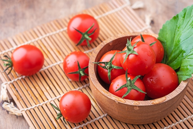 Frische Tomaten. Frische Tomaten in einem Teller auf dunklem Hintergrund.