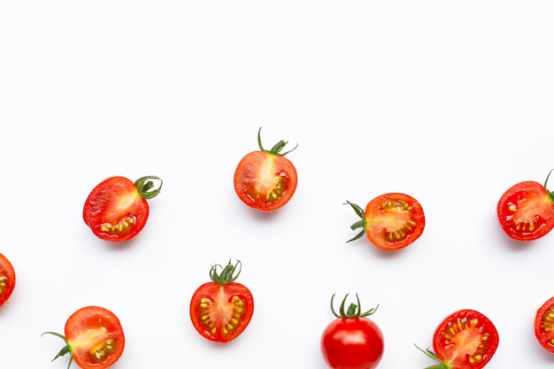 Frische Tomaten, ganz und halbiert isoliert