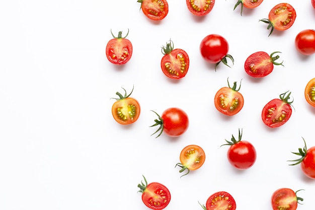 Frische Tomaten, ganzer und halber Schnitt lokalisiert auf Weiß