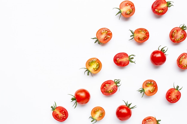 Frische tomaten, ganzer und halber schnitt lokalisiert auf weiß