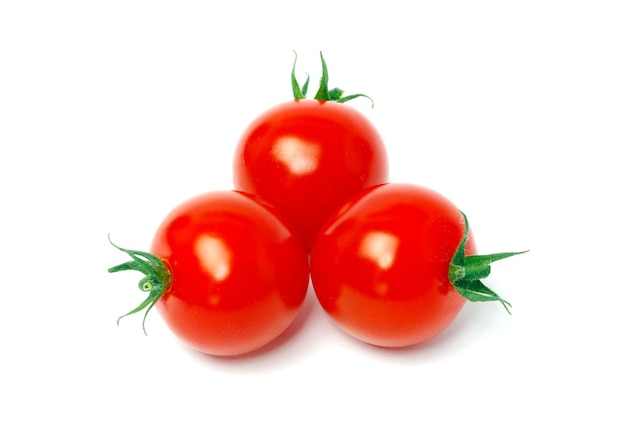 Frische Tomaten getrennt auf Weiß