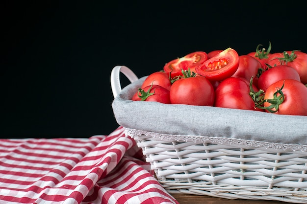 Frische Tomaten in der Schüssel.