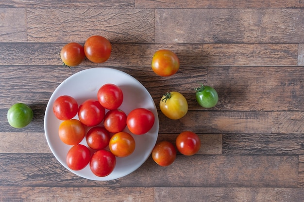 Frische Tomaten in einem Teller auf dem Tisch