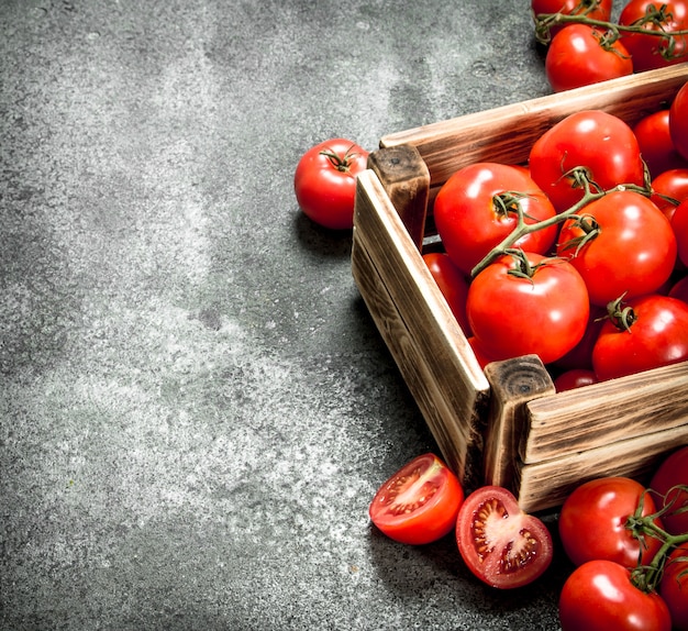 Frische Tomaten in einer Holzkiste.