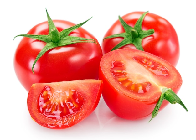 Frische Tomaten isoliert auf weißem Hintergrund closeup