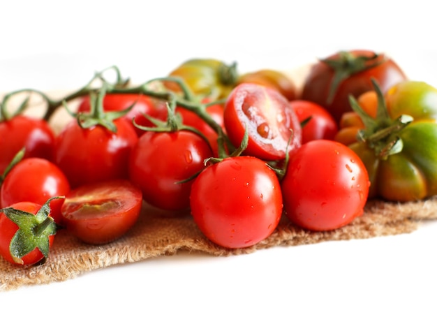 Frische Tomaten isoliert auf weißem selektivem Fokus