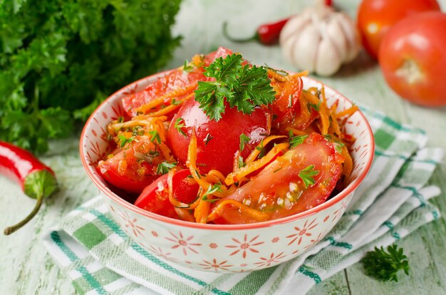 Frische Tomaten Karotten Paprika und Gewürze hausgemachtes eingelegtes Gemüse