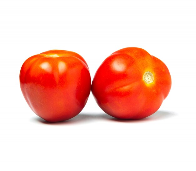 Frische Tomaten lokalisiert auf Weiß. Nahaufnahme von Tomaten.