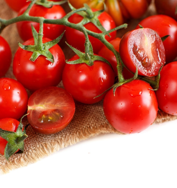 Frische Tomaten lokalisiert auf weißem selektivem Fokus schließen