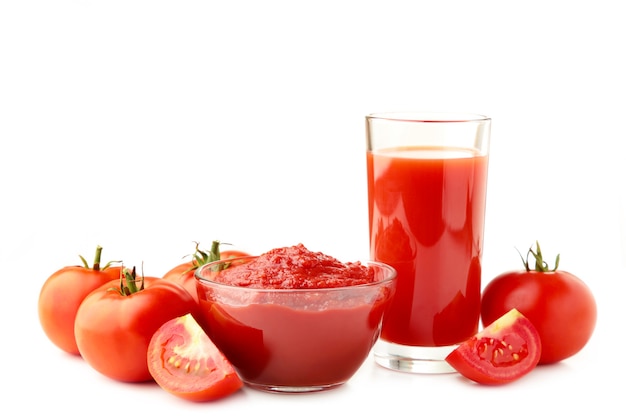 Frische Tomaten mit Paste und Saft isoliert