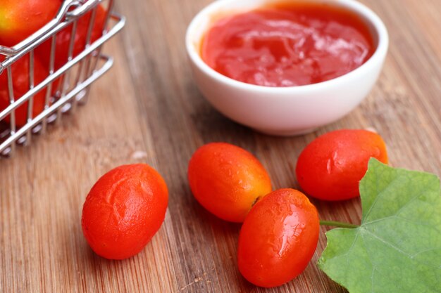 Frische Tomaten mit Soße