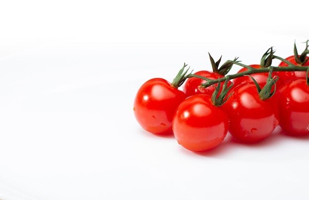 frische Tomaten Nahaufnahme auf weißem Hintergrund