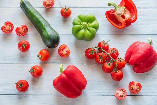 Frische Tomaten, Paprika und Zucchini