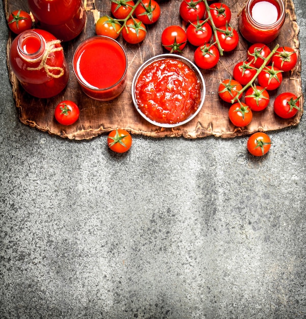 Frische Tomaten, Tomatensaft und Sauce.