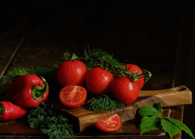 Frische Tomaten und Dill auf dem Tisch