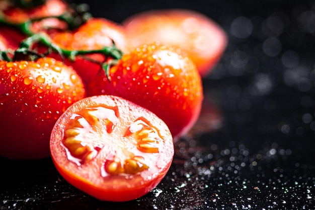 Frische Tomaten und Tomatenscheiben auf dem Tisch