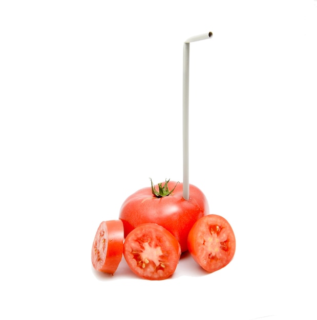 Frische Tomaten und Trinkhalm auf weißem Hintergrundbild