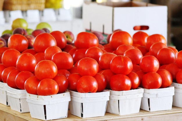 Foto frische tomaten zum verkauf auf dem marktstand