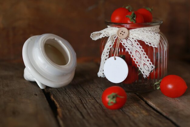 Frische Tomatenkirsche in einem Glasgefäß