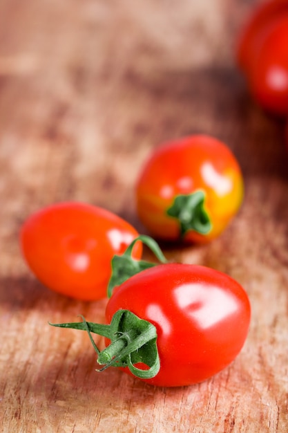 Frische Tomatennahaufnahme auf Holztischhintergrund