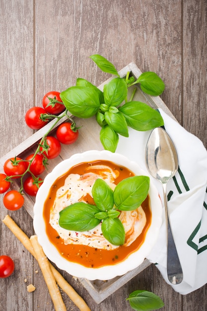 Frische Tomatensuppe mit Basilikum und Sahne