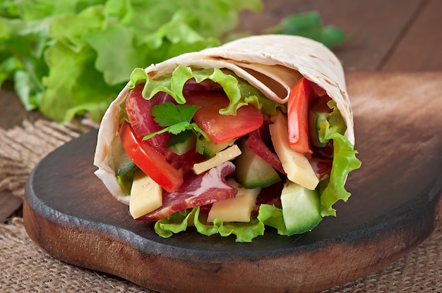 Frische Tortilla Wraps mit Hühnernuggets und Gemüse auf Teller