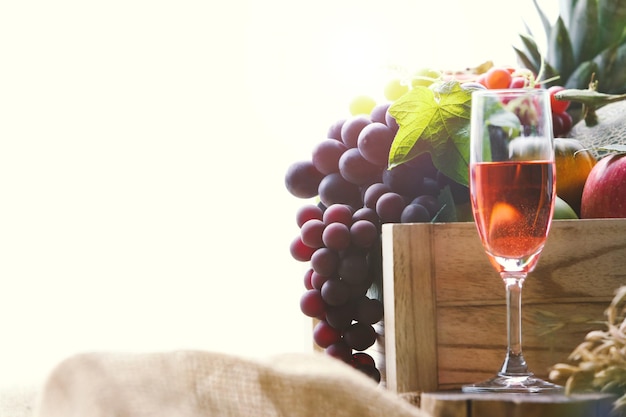 Frische Trauben und Wein aus dem Weinberg in Kisten und Rotwein