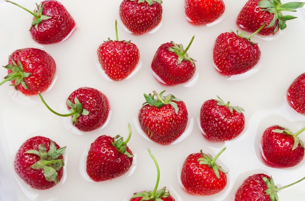 Frische Trawberries auf flüssigem Hintergrund