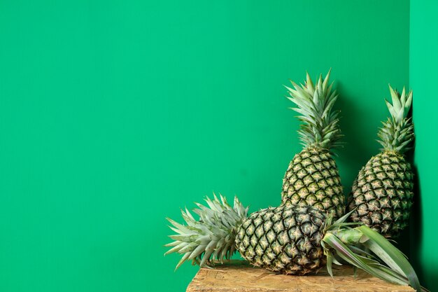 Frische tropische Ananas auf grünem Hintergrund