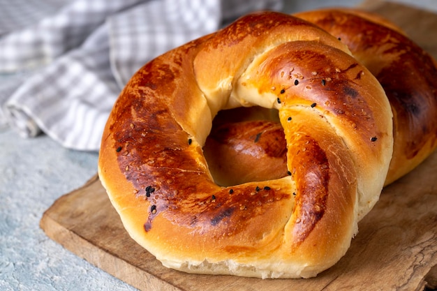 Frische türkische Bäckerei Acma auf dem Schneidebrett.