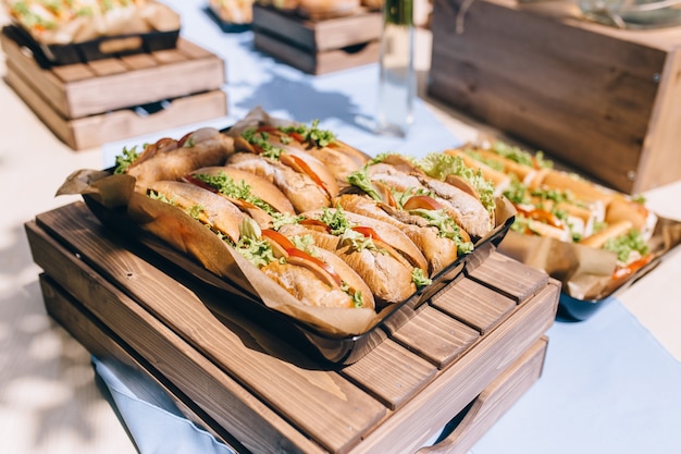 Frische U-Boot-Sandwiches mit Schinken, Käse, Speck, Tomaten, Salat, Gurken und Zwiebeln