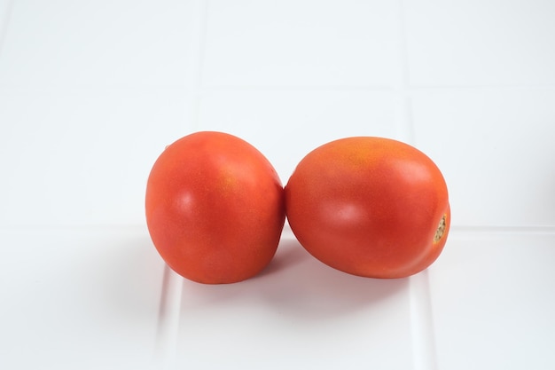 Frische und Bio-Tomaten Nahaufnahme und selektiver Fokus Kopierbereich