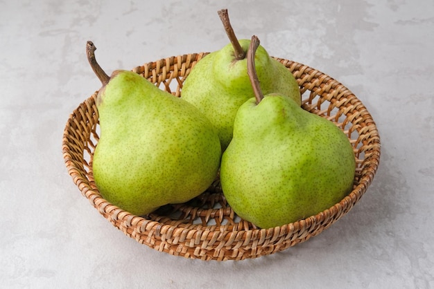 Frische und gesunde grüne Birnenfrüchte auf grauem Hintergrund Nahaufnahme des ausgewählten Fokus