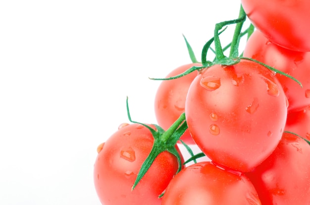 Frische und gesunde Tomate lokalisiert auf Weiß