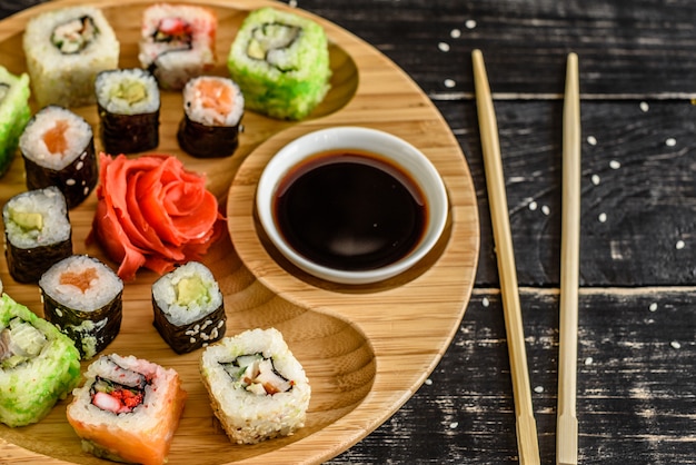 Frische und leckere Sushi auf dunklem Hintergrund. Es kann als Hintergrund verwendet werden