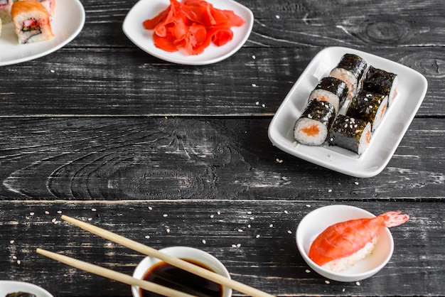 Frische und leckere Sushi auf dunklem Hintergrund. Es kann als Hintergrund verwendet werden