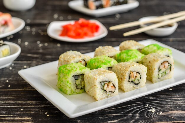 Frische und leckere Sushi auf dunklem Hintergrund. Es kann als Hintergrund verwendet werden