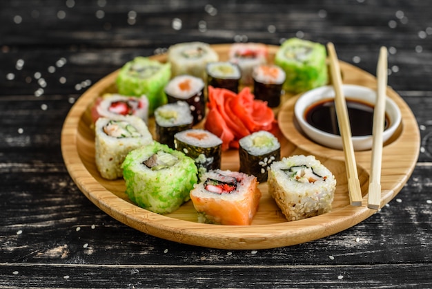 Frische und leckere Sushi auf dunklem Hintergrund.