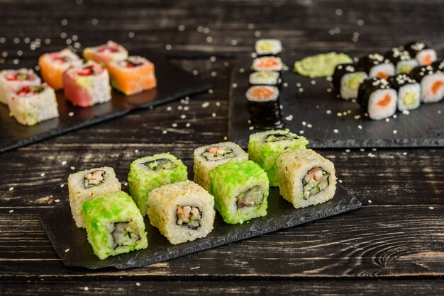 Frische und leckere Sushi auf dunklem Hintergrund.