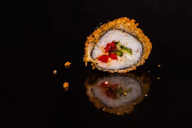 Frische und leckere Sushi auf dunklem Hintergrund