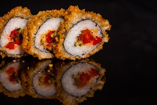 Frische und leckere Sushi auf dunklem Hintergrund
