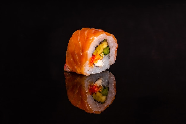 Frische und leckere Sushi auf dunklem Hintergrund