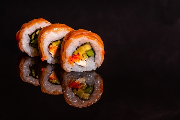 Frische und leckere Sushi auf dunklem Hintergrund