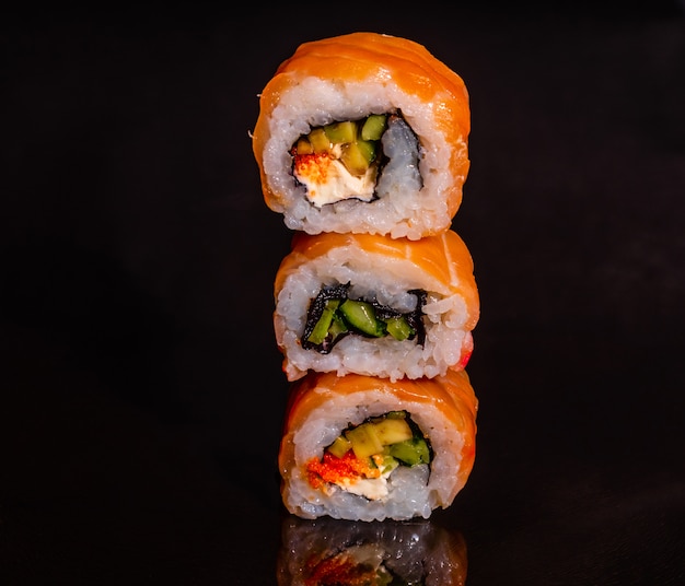 Frische und leckere Sushi auf dunklem Hintergrund