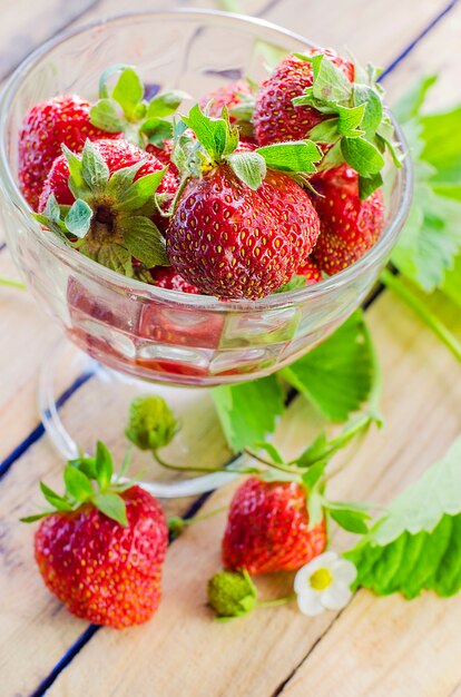 Frische und reife Erdbeeren in einer Glasvase