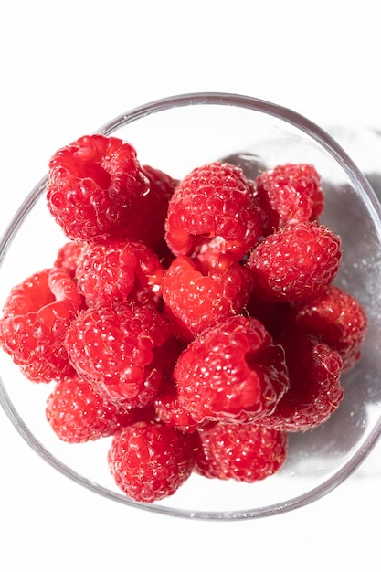 Frische und reife Himbeeren auf weißem Hintergrund mit Kopierraum