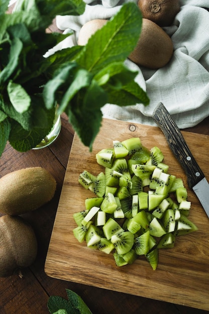 Frische und reife Kiwi, gehackt auf einem Küchenbrett aus Holz