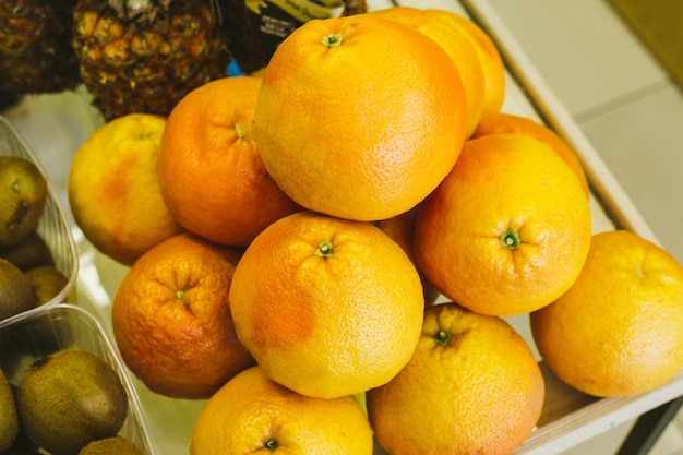 Frische und reife Orange in einer Schachtel auf einem Regal in einem Lebensmittelgeschäft