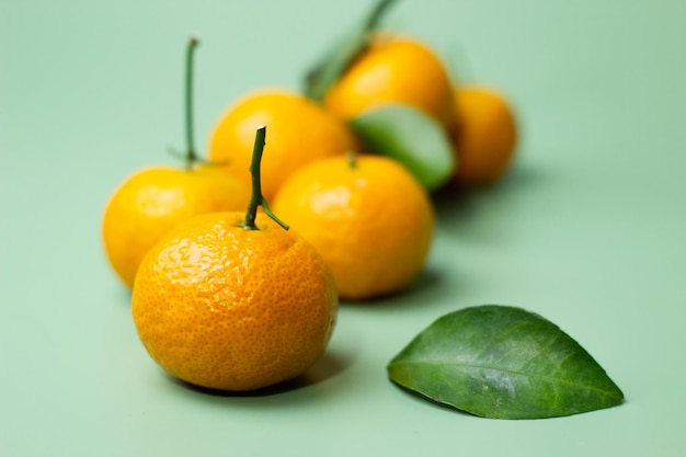 Frische und reife Orangen auf grünem Hintergrund Konzeptfoto